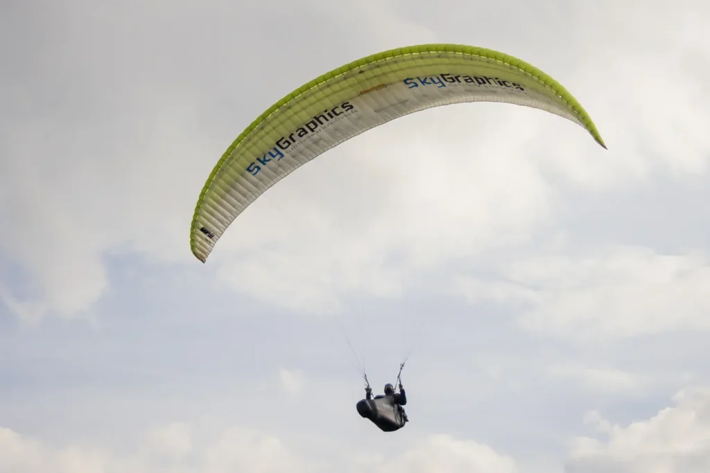 Gleitschirm von unten mit zwei Logo-Beschriftungen auf der Unterseite
